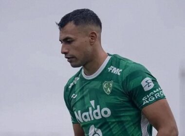 Iván Morales con la camiseta de Club Sarmiento de Junín.