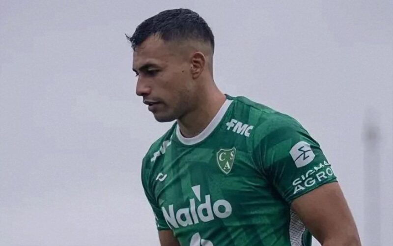 Iván Morales con la camiseta de Club Sarmiento de Junín.