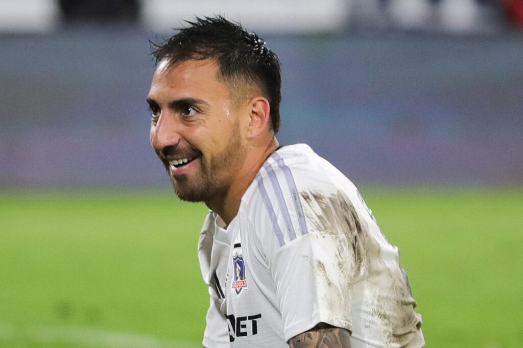 Primer plano a Javier Correa con camiseta de Colo-Colo.