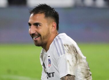 Primer plano a Javier Correa con camiseta de Colo-Colo.