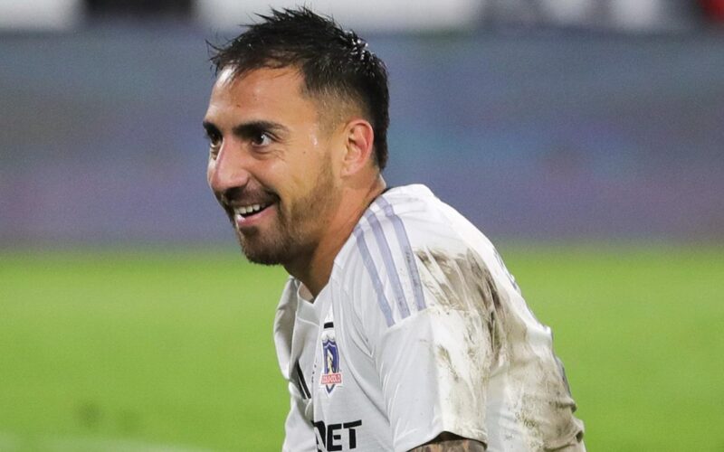 Primer plano a Javier Correa con camiseta de Colo-Colo.