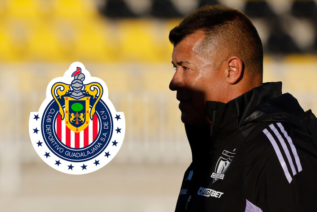 Primer plano de Jorge Almirón con indumentaria de Colo-Colo junto al escudo de Chivas de Guadalajara.