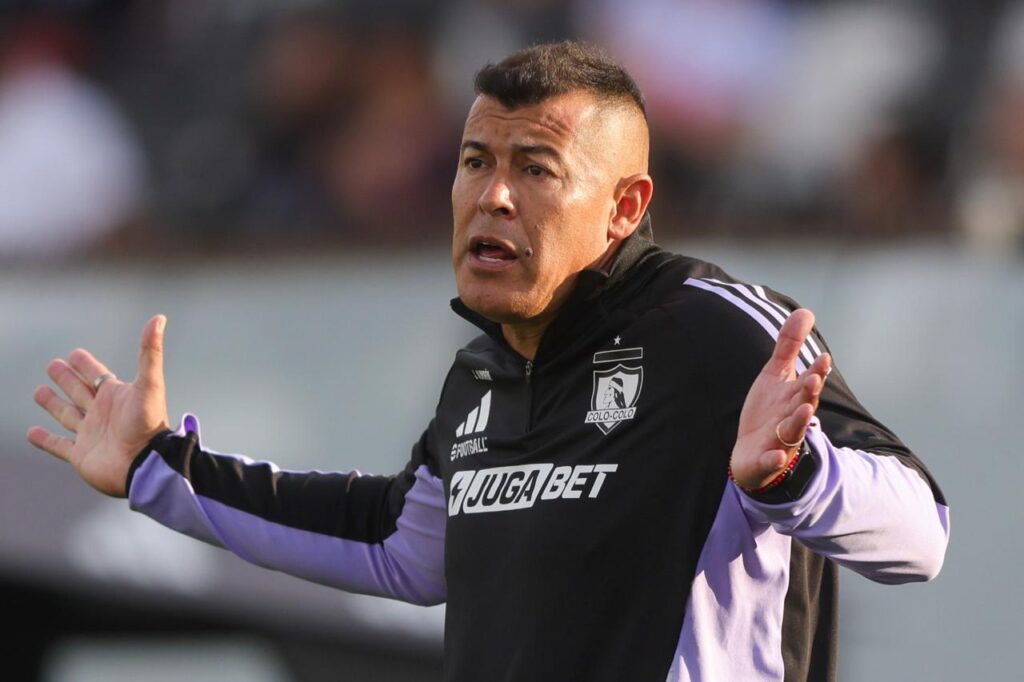 Primer plano a Jorge Almirón con indumentaria de Colo-Colo en el partido frente a Coquimbo Unido.