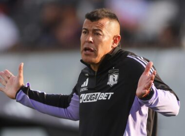 Primer plano a Jorge Almirón con indumentaria de Colo-Colo en el partido frente a Coquimbo Unido.