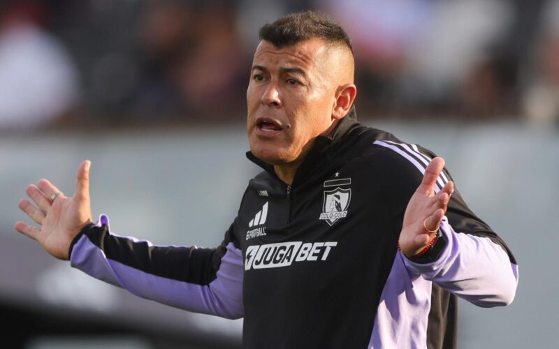 Primer plano a Jorge Almirón con indumentaria de Colo-Colo en el partido frente a Coquimbo Unido.