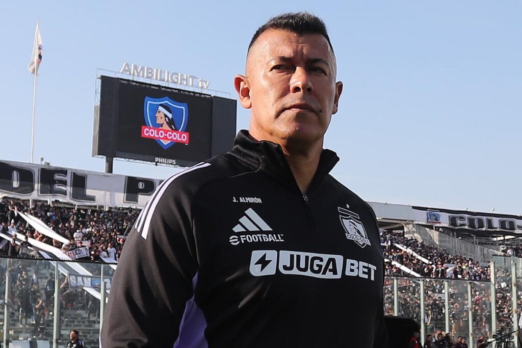 Primer plano a Jorge Almirón con indumentaria de Colo-Colo en el Estadio Monumental.