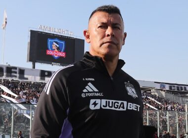 Primer plano a Jorge Almirón con indumentaria de Colo-Colo en el Estadio Monumental.