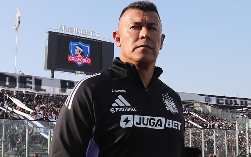 Primer plano a Jorge Almirón con indumentaria de Colo-Colo en el Estadio Monumental.
