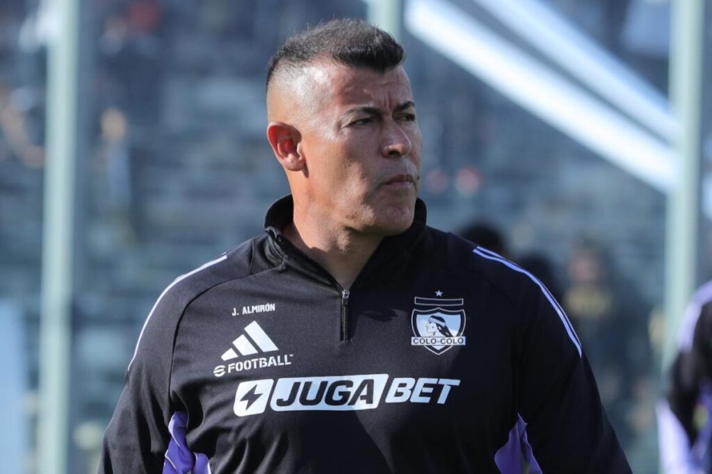 Primer plano a Jorge Almirón con cara de preocupación en un partido del primer equipo de Colo-Colo en la Liga de Primera 2025.