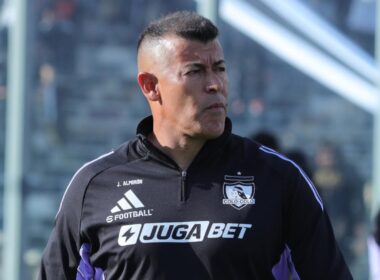Primer plano a Jorge Almirón con cara de preocupación en un partido del primer equipo de Colo-Colo en la Liga de Primera 2025.