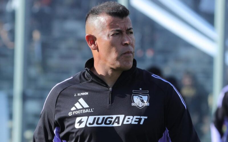 Primer plano a Jorge Almirón con cara de preocupación en un partido del primer equipo de Colo-Colo en la Liga de Primera 2025.