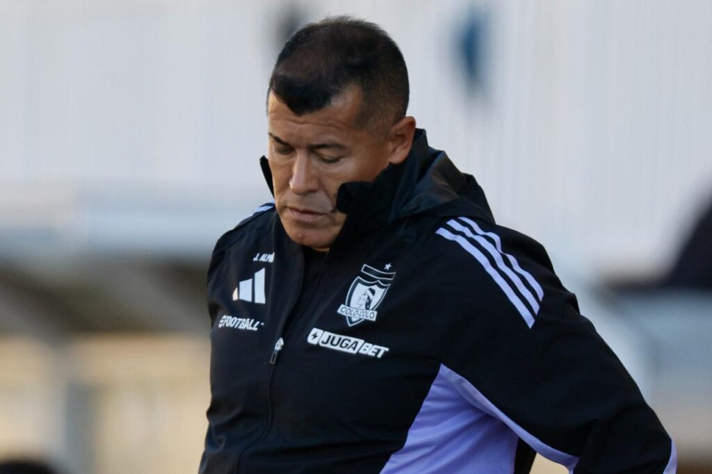 Jorge Almirón con indumentaria de Colo-Colo.