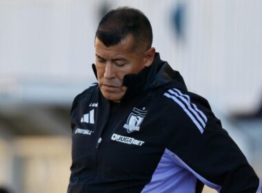Jorge Almirón con indumentaria de Colo-Colo.