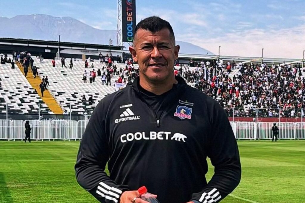 Jorge Almirón con indumentaria de Colo-Colo en la cancha del Estadio Monumental.