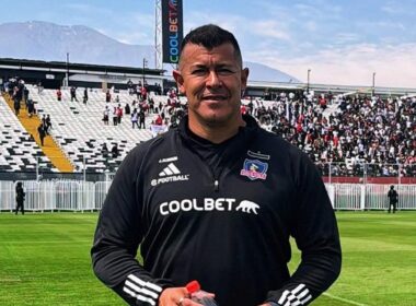 Jorge Almirón con indumentaria de Colo-Colo en la cancha del Estadio Monumental.