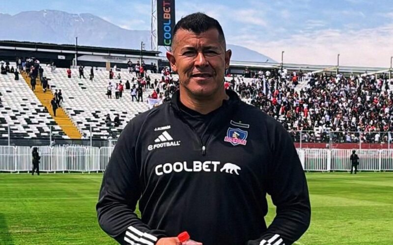 Jorge Almirón con indumentaria de Colo-Colo en la cancha del Estadio Monumental.