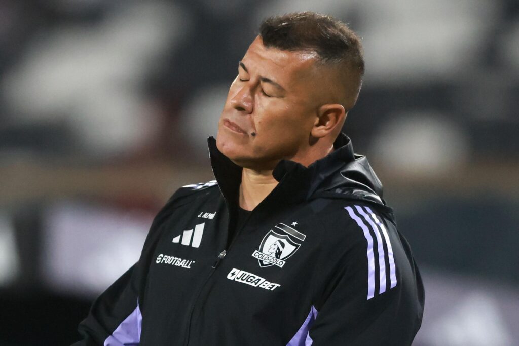 Primer plano a Jorge Almirón lamentándose en el Estadio Monumental con indumentaria de Colo-Colo.