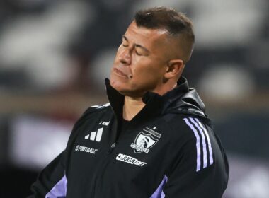 Primer plano a Jorge Almirón lamentándose en el Estadio Monumental con indumentaria de Colo-Colo.