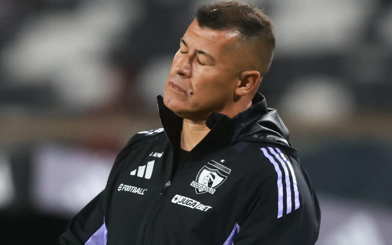 Primer plano a Jorge Almirón lamentándose en el Estadio Monumental con indumentaria de Colo-Colo.