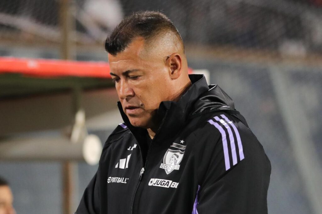 Jorge Almirón con indumentaria de Colo-Colo en el Estadio Monumental. Atlético Bucaramanga.