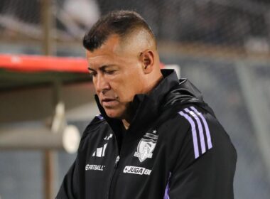 Jorge Almirón con indumentaria de Colo-Colo en el Estadio Monumental. Atlético Bucaramanga.