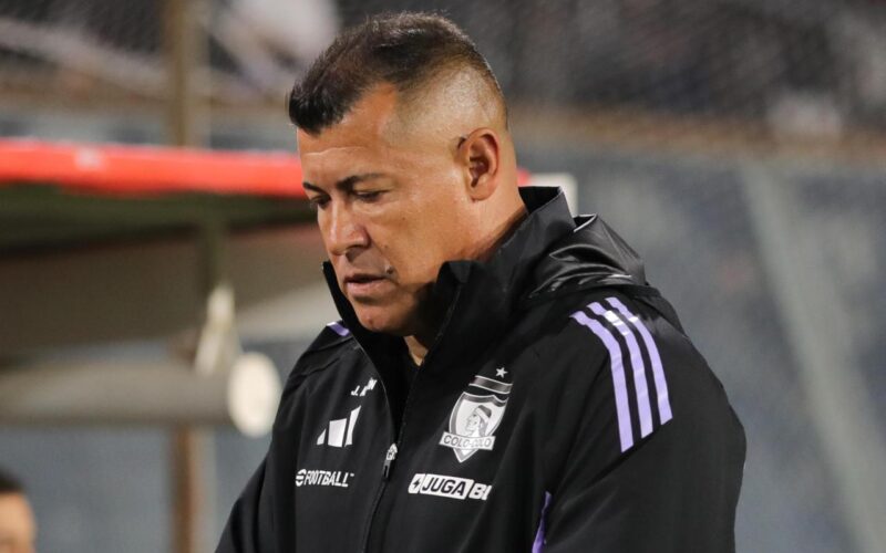 Jorge Almirón con indumentaria de Colo-Colo en el Estadio Monumental. Atlético Bucaramanga.