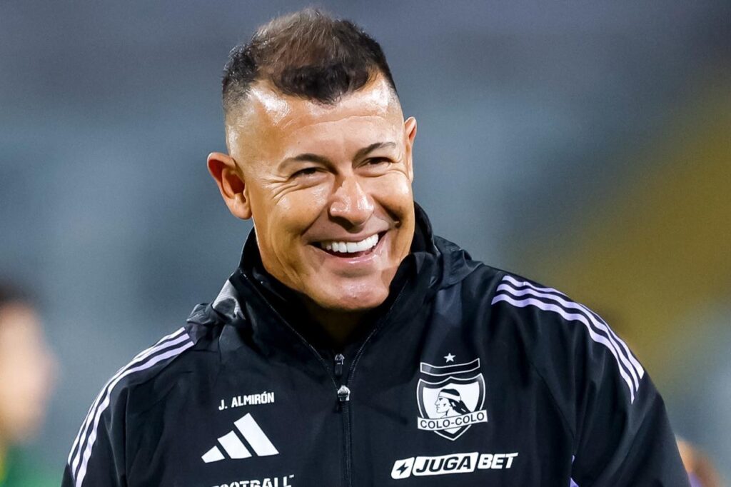 Primer plano a Jorge Almirón riendo con indumentaria de Colo-Colo, antes del partido vs Unión la Calera.