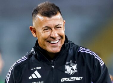 Primer plano a Jorge Almirón riendo con indumentaria de Colo-Colo, antes del partido vs Unión la Calera.