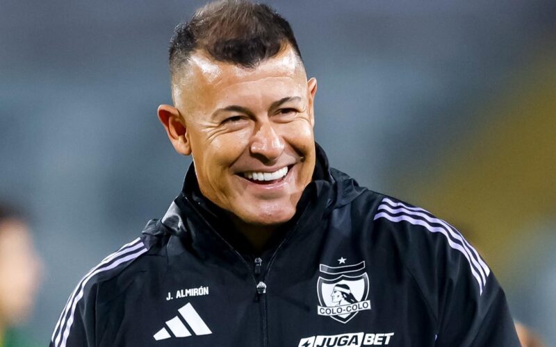 Primer plano a Jorge Almirón riendo con indumentaria de Colo-Colo, antes del partido vs Unión la Calera.
