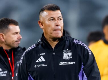 Jorge Almirón con indumentaria de Colo-Colo en el Estadio Monumental.