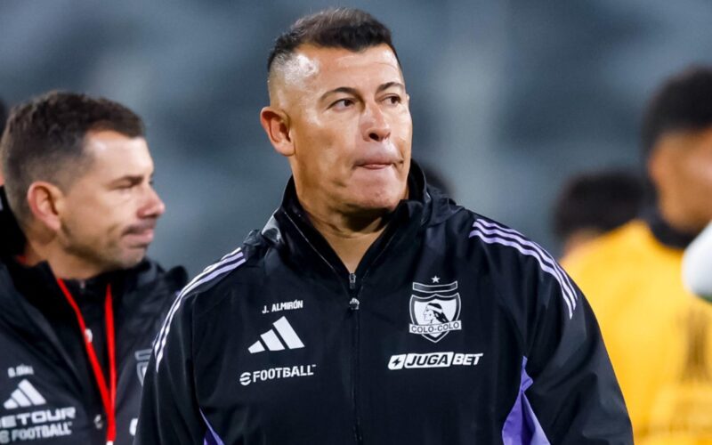 Jorge Almirón con indumentaria de Colo-Colo en el Estadio Monumental.