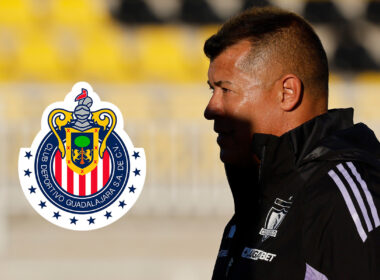 Primer plano de Jorge Almirón con indumentaria de Colo-Colo junto al escudo de Chivas de Guadalajara.