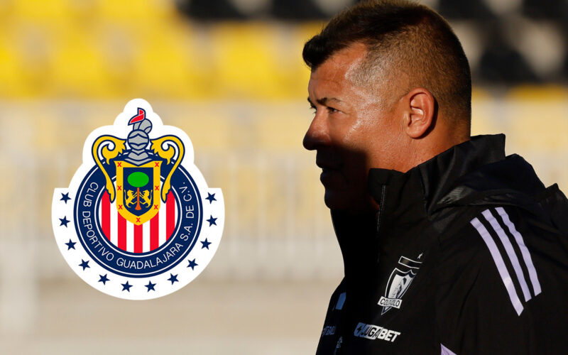 Primer plano de Jorge Almirón con indumentaria de Colo-Colo junto al escudo de Chivas de Guadalajara.