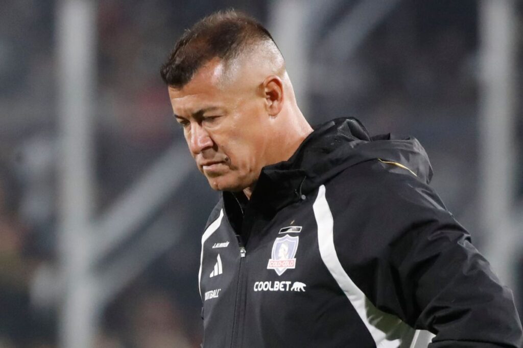 A pesar de las definiciones de las autoridades del club, Jorge Almirón no habría llegado a un acuerdo y seguiría dirigiendo por el momento Colo-Colo. 
