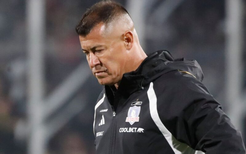A pesar de las definiciones de las autoridades del club, Jorge Almirón no habría llegado a un acuerdo y seguiría dirigiendo por el momento Colo-Colo.