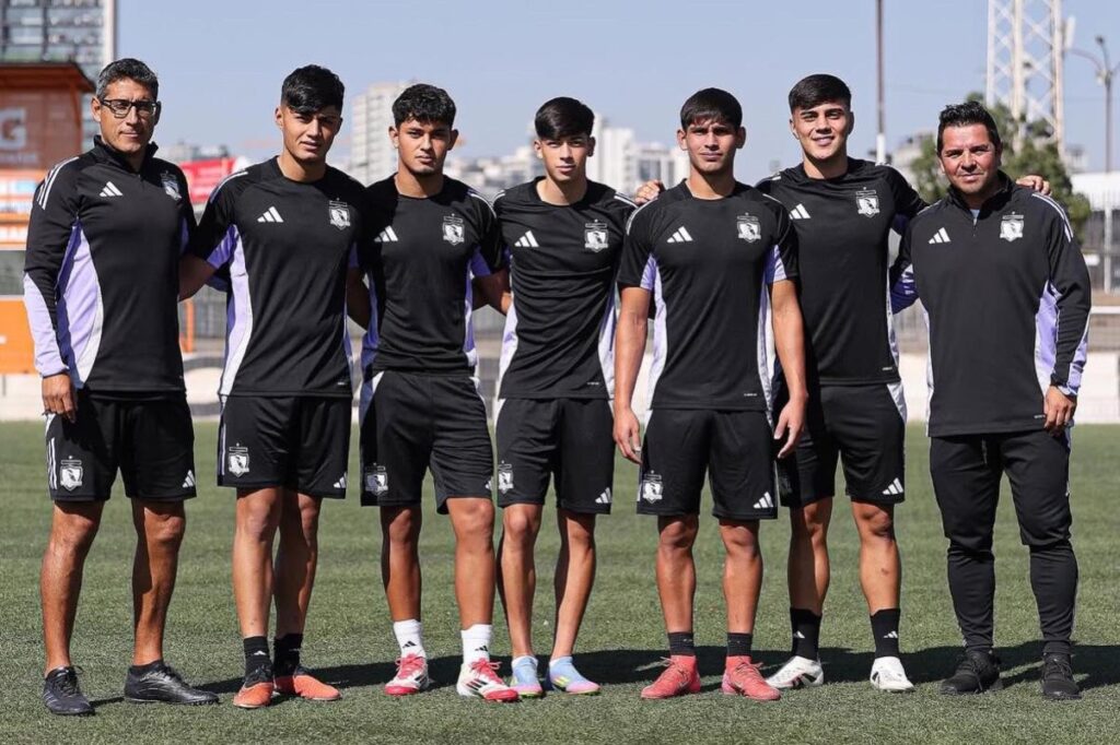 Jugadores del fútbol joven de Colo-Colo retornan al Estadio Monumental tras jugar el Sudamericano Sub-17 con la Selección Chilena.