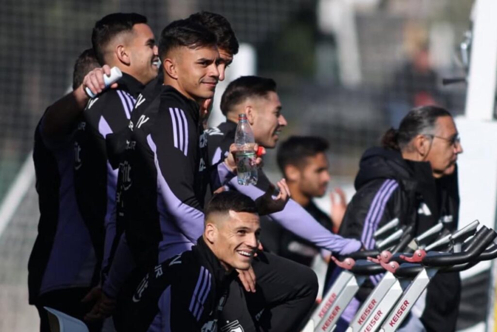 Jugadores de Colo-Colo entrenando en el Estadio Monumental antes del partido vs Unión la Calera.