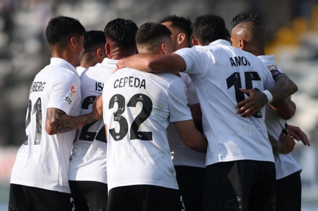 Jugadores de Colo-Colo celebrando un gol frente a Coquimbo Unido por la Liga de Primera.