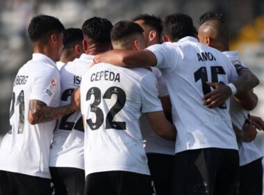 Jugadores de Colo-Colo celebrando un gol frente a Coquimbo Unido por la Liga de Primera.