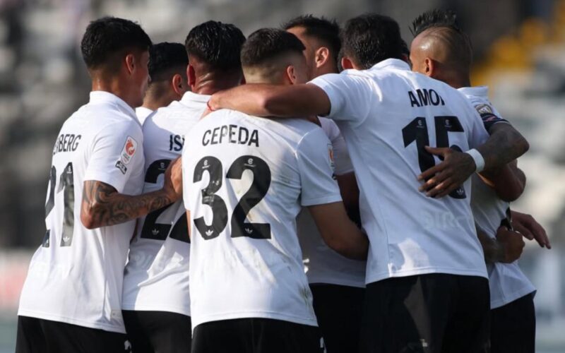 Jugadores de Colo-Colo celebrando un gol frente a Coquimbo Unido por la Liga de Primera.