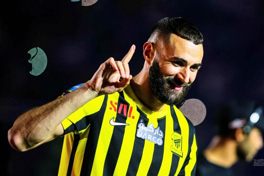 Karim Benzema con la camiseta del Al-Ittihad.
