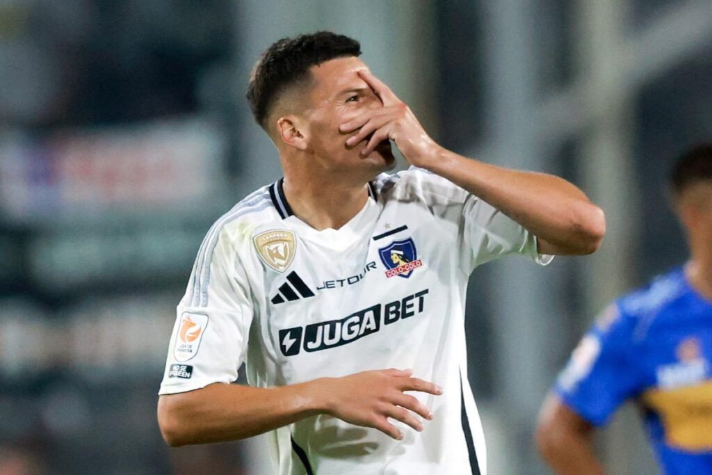 Lucas Cepeda celebrando un gol con Colo-Colo en la Liga de Primera, en el Estadio Monumental.