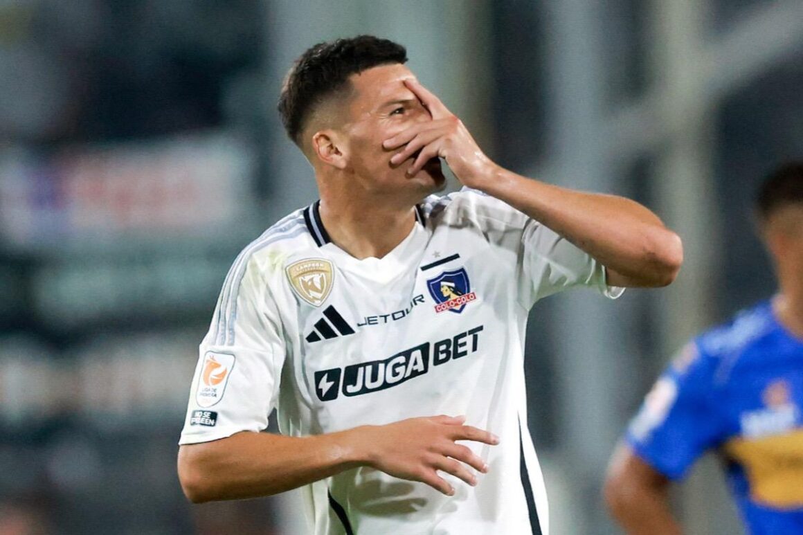 Lucas Cepeda celebrando un gol con Colo-Colo en la Liga de Primera, en el Estadio Monumental.