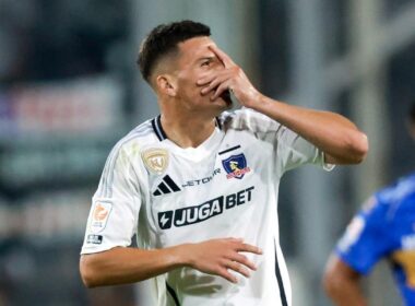 Lucas Cepeda celebrando un gol con Colo-Colo en la Liga de Primera, en el Estadio Monumental.