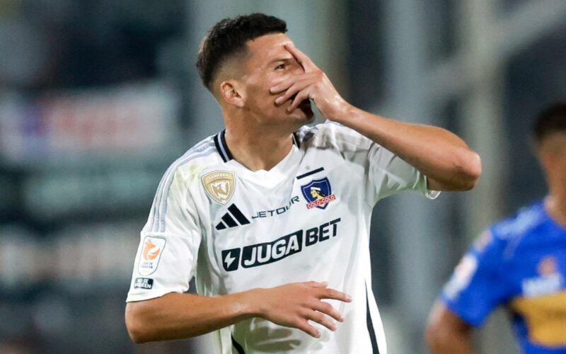 Lucas Cepeda celebrando un gol con Colo-Colo en la Liga de Primera, en el Estadio Monumental.