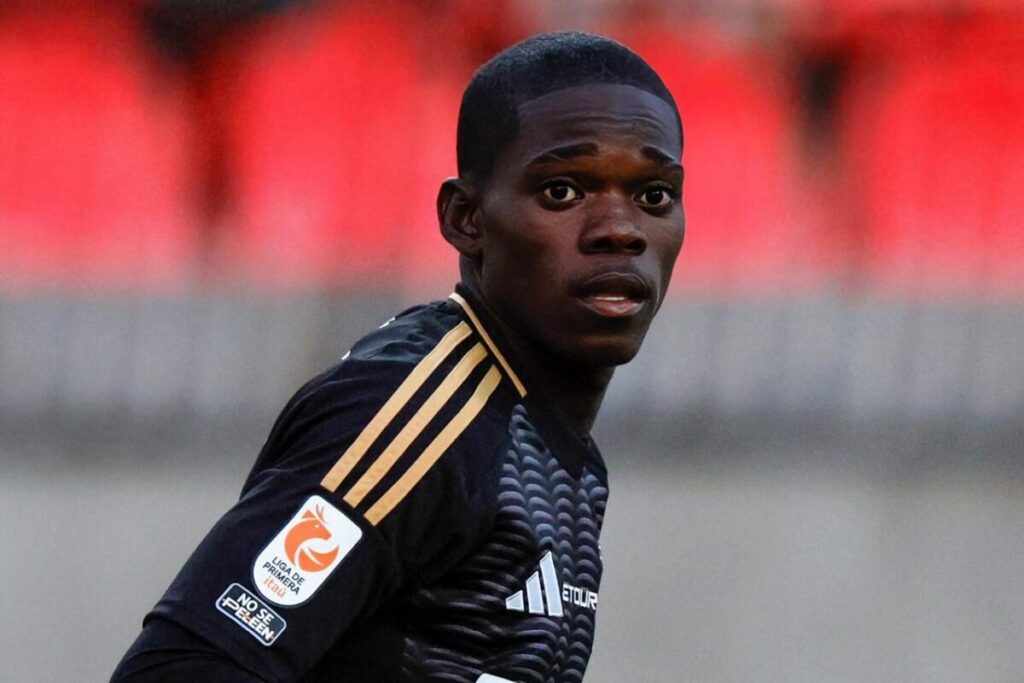 Manley Clerveaux con la camiseta negra de Colo-Colo.