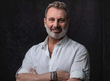 Primer plano a Marcelo Barticciotto con una camisa blanca y brazos cruzados.