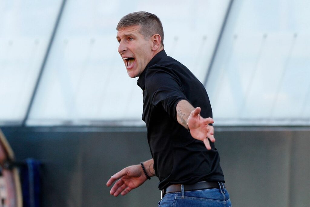 Si bien su último club fue Olimpia de Paraguay, Martín Palermo ha tenido experiencia en Chile dirigiendo a Unión Española y Curicó Unido, con cuestionados resultados, especialmente en este último donde terminó con un 24,7% de rendimiento. 