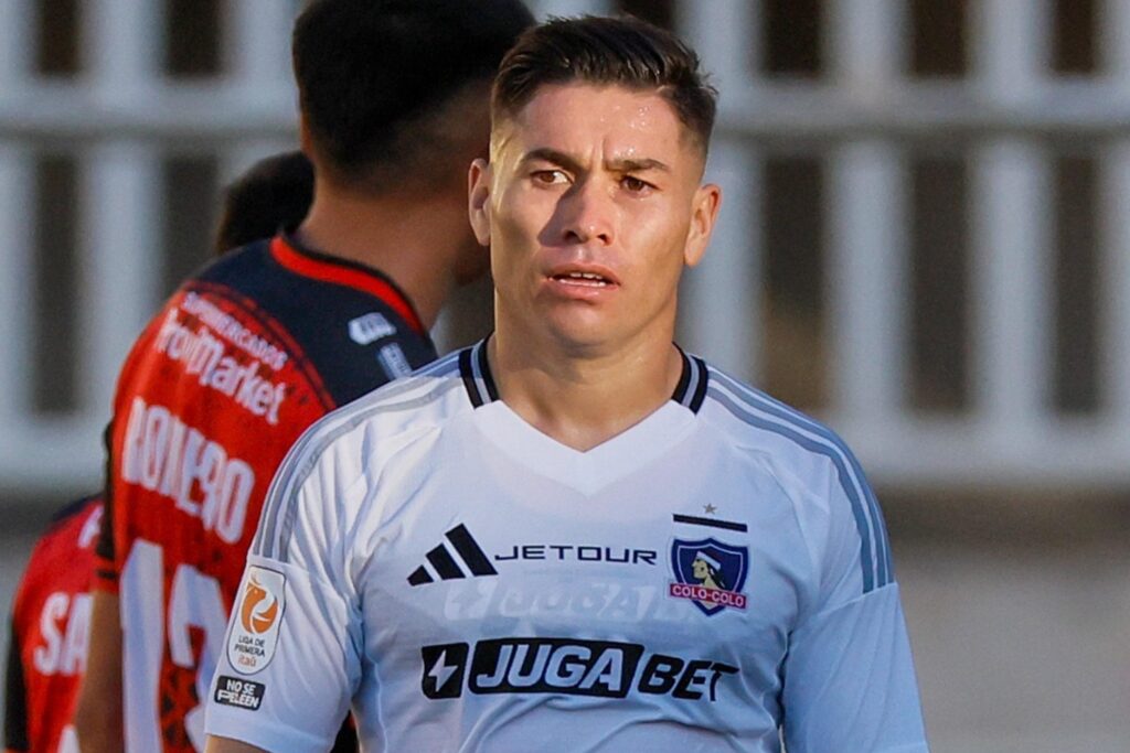 Óscar Opazo con la camiseta de Colo-Colo en el partido vs Deportes Limache.