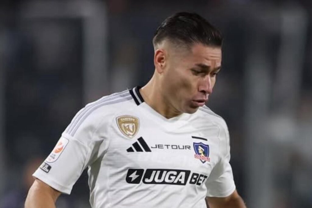Primer plano a Óscar Opazo con camiseta de Colo-Colo 2025 en el Estadio Monumental.